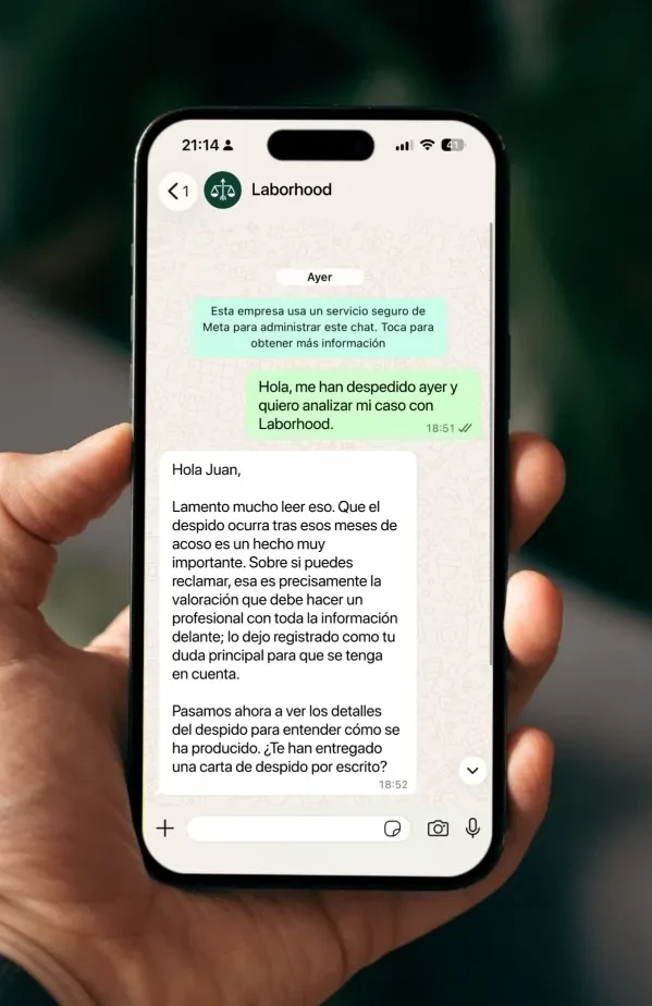 Conversación de WhatsApp entre un solicitante y Robin recopilando los datos del caso